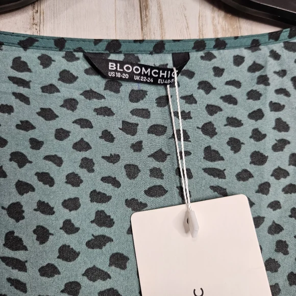 BloomChic Women's Green Ditsy Dot Wrap Ruffle V-Neck Knee Length Dress NWT 18/20 - Picture 3 of 15